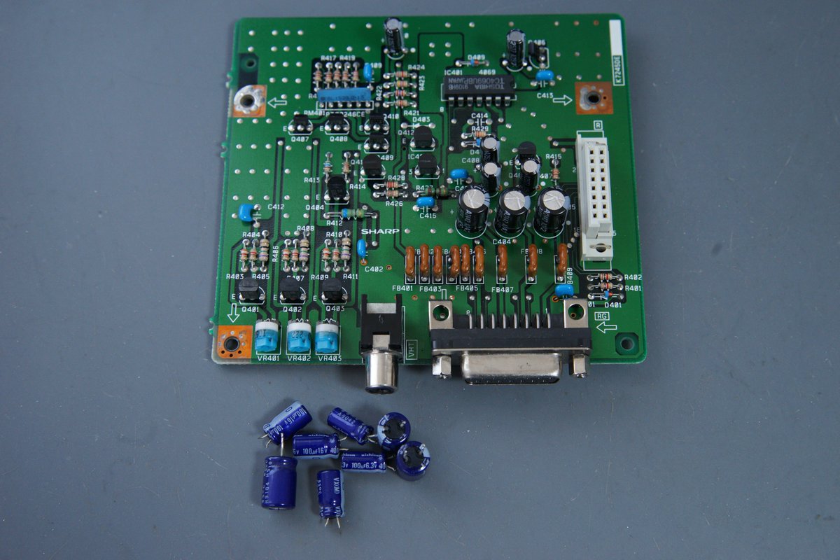 メイン基板、RGB出力基板の電解コンデンサーを総交換しました。 汚れ