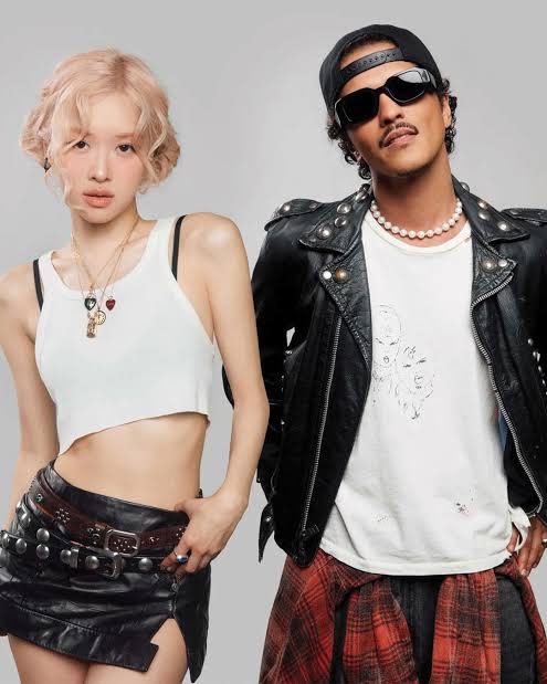 KpopNews_HQ's tweet image. 🚨🚨[BREAKING NEWS] #ROSÉ loses the Grammy after leeching off Bruno Mars! She ends Bruno’s winning streak that hasn’t been broken since 2013.