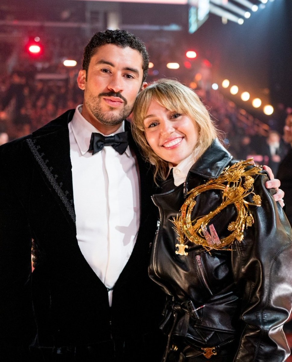 pascaIquinn's tweet photo. I never thought I'll see a selfie of Bad Bunny and Miley Cyrus! My faves together
#GRAMMYs2026 #GRAMMYsb https://t.co/NAvrRUDV6F