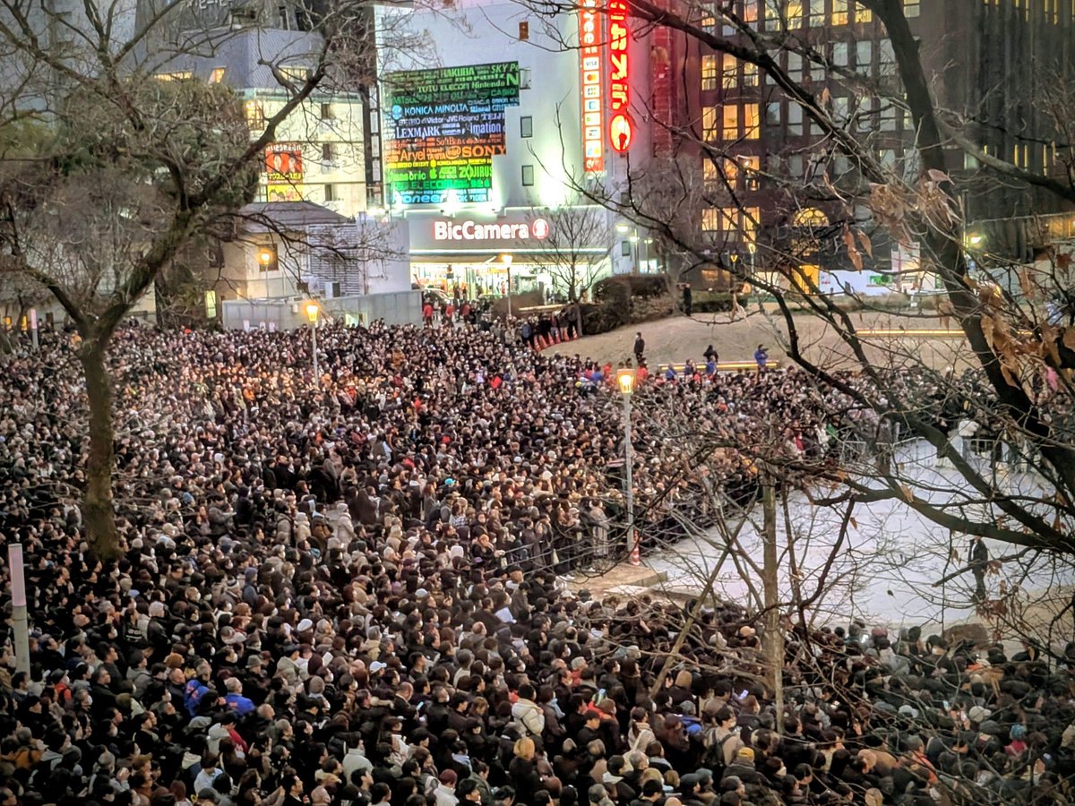 takashikiso's tweet photo. 福岡市の同じ公園に
←高市総理が集めた群衆
　　　　中改連が集めた群衆→
見て頂くと違いが判るが、右の中革連の群衆は旗や昇りなどをそれぞれ手にしてる。対して左の群衆は「一般人」なのでその種のものは何も手にしてない。要は中革連が集めた群衆というのは、裏で組織動員されてるということ https://t.co/4r4UEmSppQ