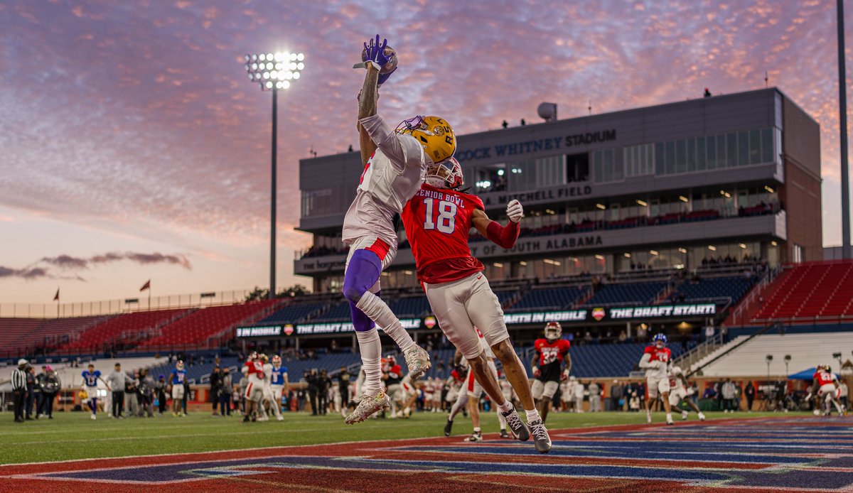 _TMiddleton_'s tweet photo. The play vs my shots 📸. The beautiful thing about photography is that it freezes moments like this and we can appreciate them even more. #SeniorBowl https://t.co/VKsP7uylYW