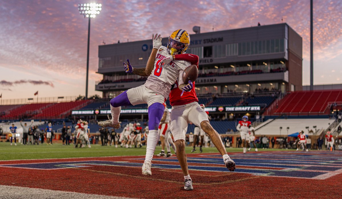 _TMiddleton_'s tweet photo. The play vs my shots 📸. The beautiful thing about photography is that it freezes moments like this and we can appreciate them even more. #SeniorBowl https://t.co/VKsP7uylYW