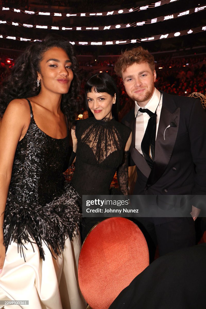 the marías live tweet media