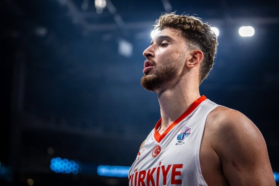 NBA_Master_'s tweet photo. Sevgili Alperen,

Houston Rockets'ı Batı'nın en iyi takımlarından biri yapan sensin. Eurobasket'ten beri bambaşka bir seviyedesin. Geçen sene ilk kez All-Star oldun, bu sene daha iyisin ama dışarıda kaldın. Bu haksızlık, bunu herkes söylüyor. 

İşte tam da bu anlar kariyerini ve karakterini belirleyecek zamanlardır. Unutma, bu liste koçların tercihi. Onlar seni seçmedi ama sen kendini her gece seç. Daha sert çalış, daha çok yıpran, daha fazla kazan.

Bunlar yakıt olsun sana. İçine bir ateş düşsün. Her antrenmana, her maça çıkarken şunu tekrarla: "Beni dışarıda bıraktılar. Unutmayacağım." Her potaya giderken, her ribaundu alınca, her asist yaptığında aklına gelsin o liste. 

Sezonun geri kalanında bu acıyı cebinde taşı. Playoff'lara kadar, belki finallere kadar... Her adımda "All-Star olamadım ama MVP seviyesinde oynayacağım" de. Göster onlara. Göster ki yanlış yaptıklarını. Senin gibi yetenek, senin gibi hırs, senin gibi kalp taşıyan adamı dışarıda bırakmak onların ayıbı olsun.

Seni çok seviyorum, herkes senin arkanda. Bu sadece bir durak. Asıl hikaye şimdi başlıyor.

Hadi yak o ateşi.  
Türkiye seninle gurur duyuyor, unutma. 💪🇹🇷