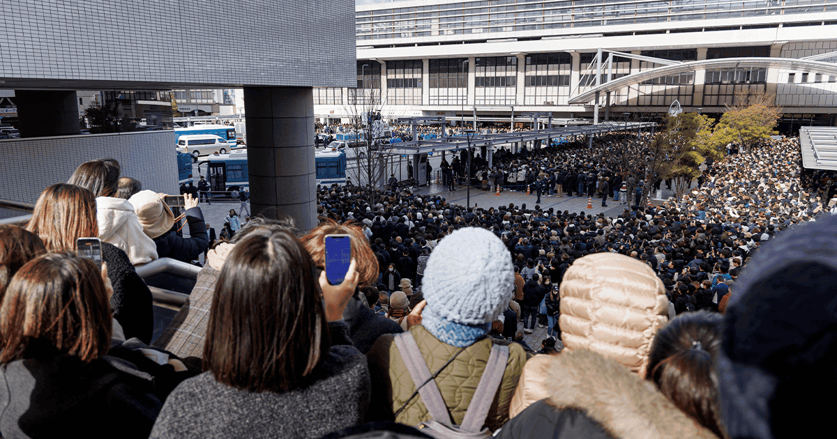 jimin_koho's tweet photo. #自由民主先出し
📌「自民党候補への1票が高市早苗のチカラになる!」安定した政治基盤で新しい政治を 

2月8日に投開票される衆院総選挙。わが党候補は日本列島各地で激戦を展開しています。高市早苗総裁は1月27日の公示日以降、連日、各地で候補者の応援演説を行い、「自民党候補への1票が、高市早苗のチカラになる!」と懸命の呼び掛けを続けています。

■選挙戦で「未来への希望」語る
高市総裁は選挙戦初日に東京・秋葉原で第一声を上げ、2月1日までに12都道県25カ所で応援演説を行いました。
「日本列島を、強く豊かに!」――高市総裁は演説の冒頭、選挙戦のキャッチコピーを力強く語り、聴衆の心を捉えると、選挙戦の意義や自らの進める「責任ある積極財政」に基づく政策を通じて、わが党への支持を訴えています。

特に力が入るのが、この選挙戦で政策の大転換を図る自らの方針示す時です。「今、過半数あるのに、なんで解散すんねんと言われますが、過半数ありません。政策を前に進めるには皆さまの力が必要」と、与党過半数の確保に自らの進退をかける決意を示しています。

「皆さんと一緒に私は未来をつくりたい。今と未来の命を守りたい。力強い経済成長をしたい」――高市自民党は未来への投資を通じて、強い経済を実現します。そのために、積極財政を進め、予算編成の方式も変え、大きな法案審議も控えています。だからこそ、高市総裁はこのタイミングで総選挙を行い、国民の信を得て自らの政策を安定した政治基盤の下で推進する考えを強調しています。

高市総裁が演説でたびたび語るのが「希望」。「立ち止まっている政治では希望は生まれない。多くの人を動かし、未来をつくるのは希望」と、自らの信念を語り、政策の大転換で政治に新しい希望を生み出す決意を示しています。

わが党は、選挙戦を通じて、未来へと成長し、希望ある日本の姿を訴えています。国民からの強い期待を、確かな政策へとつなげ、新たな希望を生み出す選挙戦は最終盤を迎えます。

 #ニュース #購読者募集中
https://t.co/BAYPMxYWc7