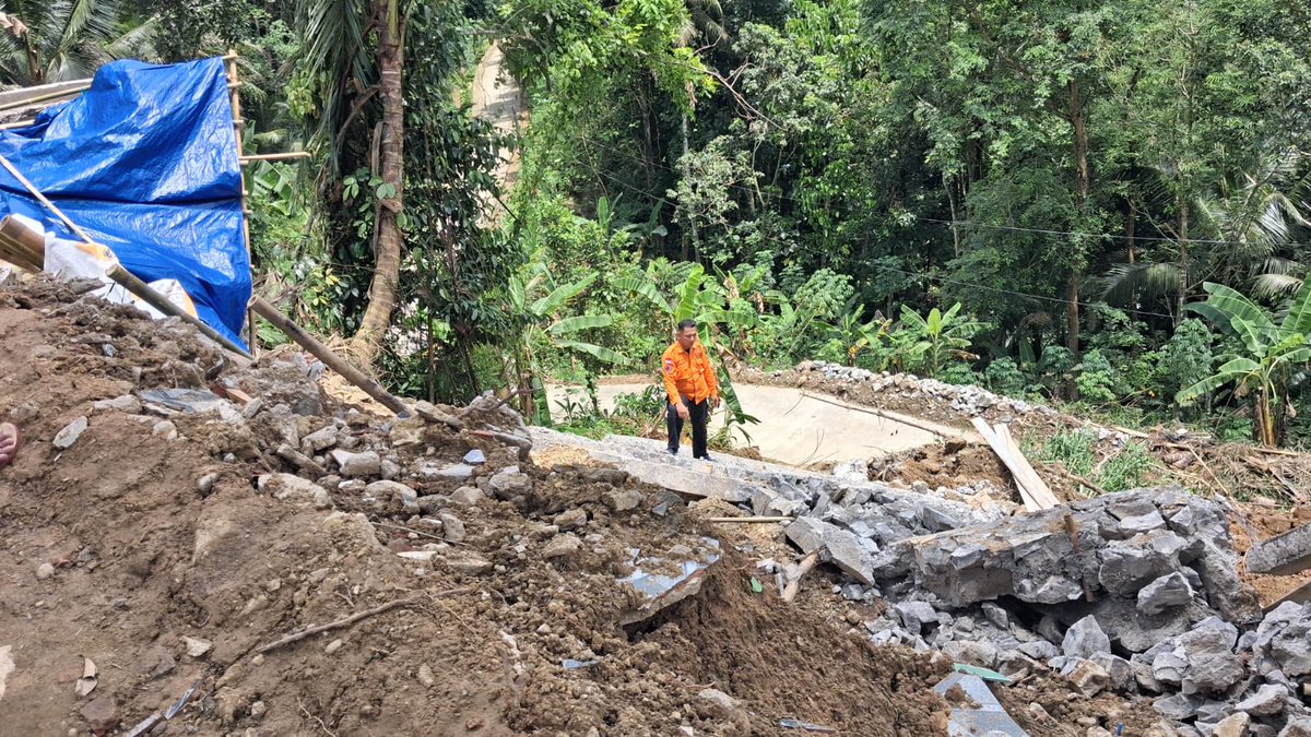 BPBD Kabupaten Kebumen melakukan asesmen dan penanganan kejadian tanah longsor di Dk. Penusupan RT 05 RW 02 Desa Kedungwringin, Kec. Sempor. Longsor terjadi Senin (26/1) pukul 18.30 WIB akibat hujan lebat dan kondisi tanah labil, berdampak pada talud rumah warga.
