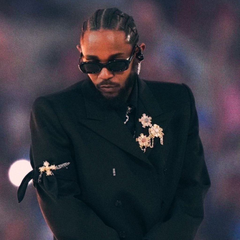 HipHopAllDay's tweet image. Kendrick Lamar now joins Stevie Wonder as the only artists to win at least five #GRAMMYs  in back-to-back years.