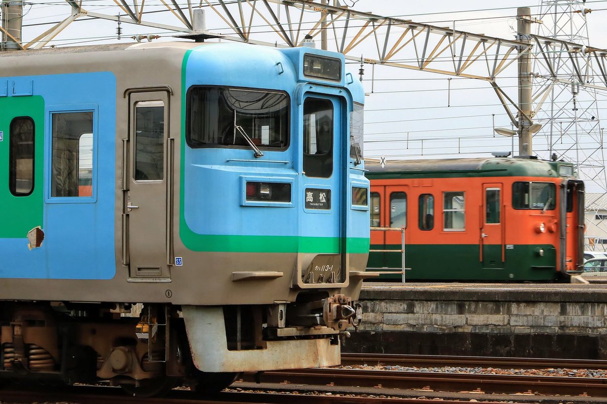 JR四国113系とJR西日本115系の並び顔を撮ろうと考えてはいましたが、運良く115系は湘南色が来てくれました。
※2019年2月