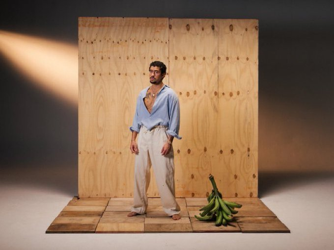 BAD BUNNY GANA EL GRAMMY POR  ALBUM DEL AÑO CON DEBI TIRAR MÁS FOTOS