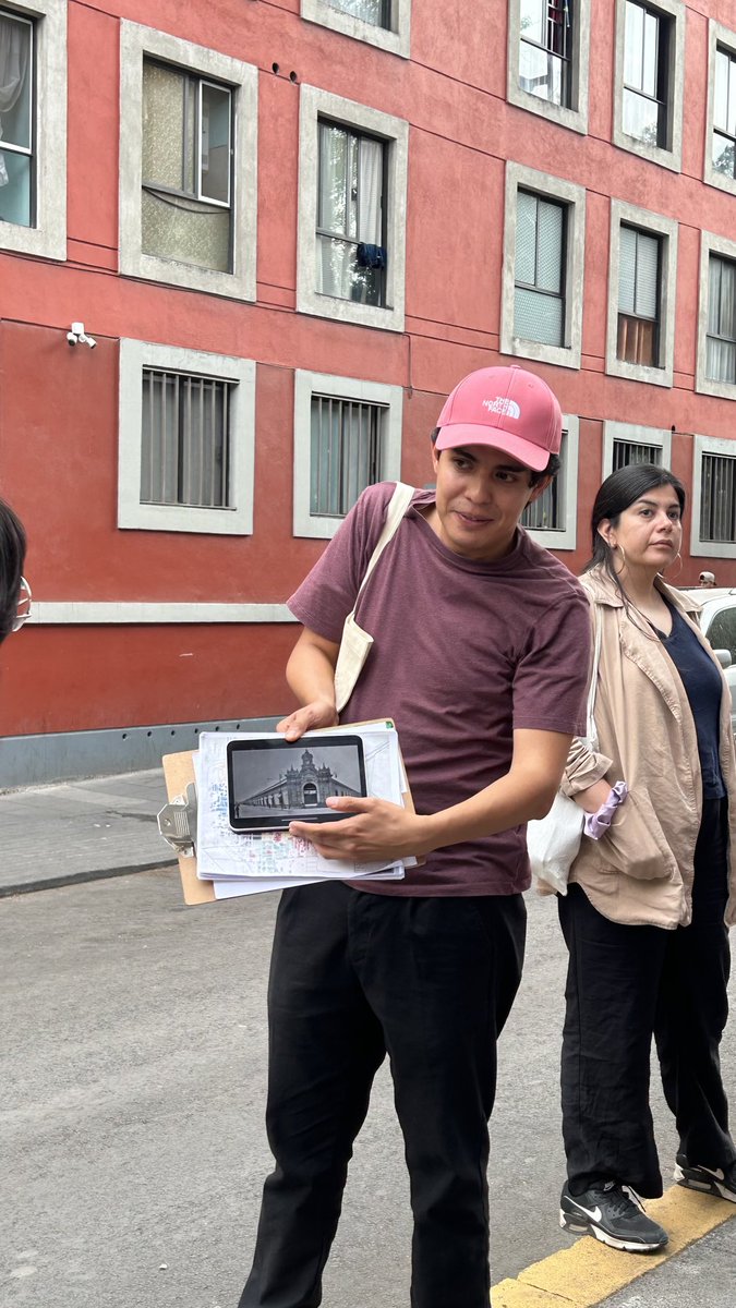 ExaArq's tweet image. Lo hago y me apasiona. Explico en sitio los cambios de la Ciudad de México. 🙂‍↕️

No tengo tiempo ni recursos para hacer una animación, pero no me confiaría en IA para crear algo tan falso en donde ponen al Empire State en una ciudad que parece mas una urbe asiática, saludos.