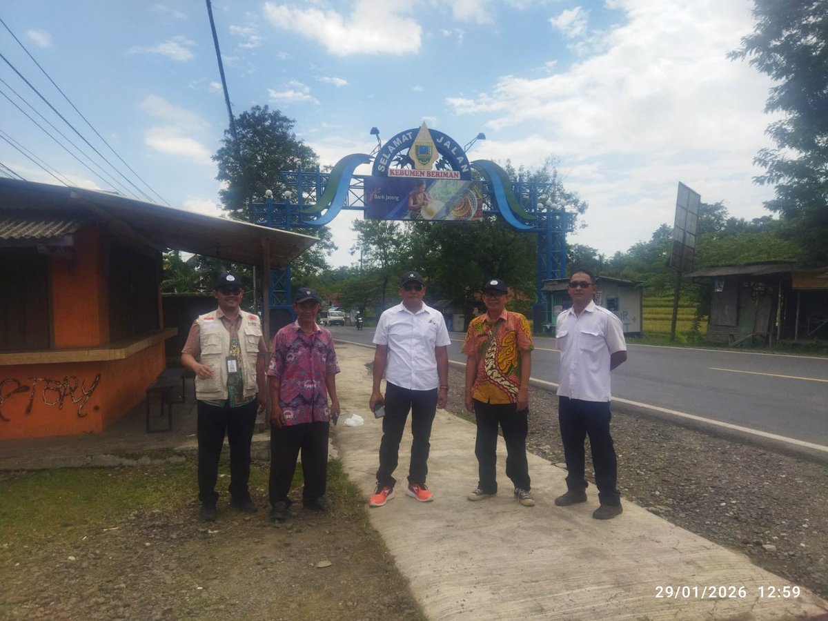 BPBD Kebumen bersama PPK 2.5 Provinsi Jawa Tengah dan Pemdes Bumiagung melakukan survei kondisi drainase di depan Masjid Ainunniyyah, Kec. Rowokele. Hasil cek menunjukkan drainase berada di luar RMJ, namun direncanakan pembersihan sedimentasi melalui koordinasi bersama.