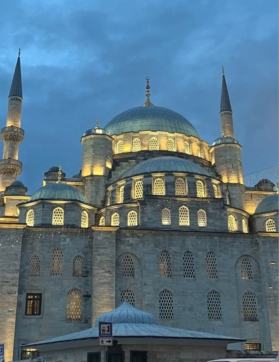 Bu mübarek gecede kalpler arınsın, dualar kabul bulunsun. 
Rabbim bizleri affına ve rahmetine nail eylesin #Amin🤲🌹

#BeratKandilimizMübarekOlsun📿