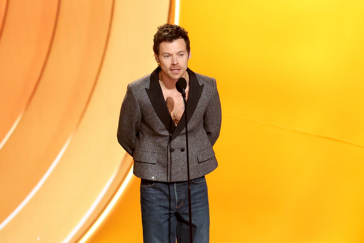 ᴡᴇ ʙᴇʟᴏɴɢ ᴛᴏɢᴇᴛʜᴇʀ with Harry Styles at the #Grammys! 😍 He made an appearance on Sunday night to present Album of the Year.