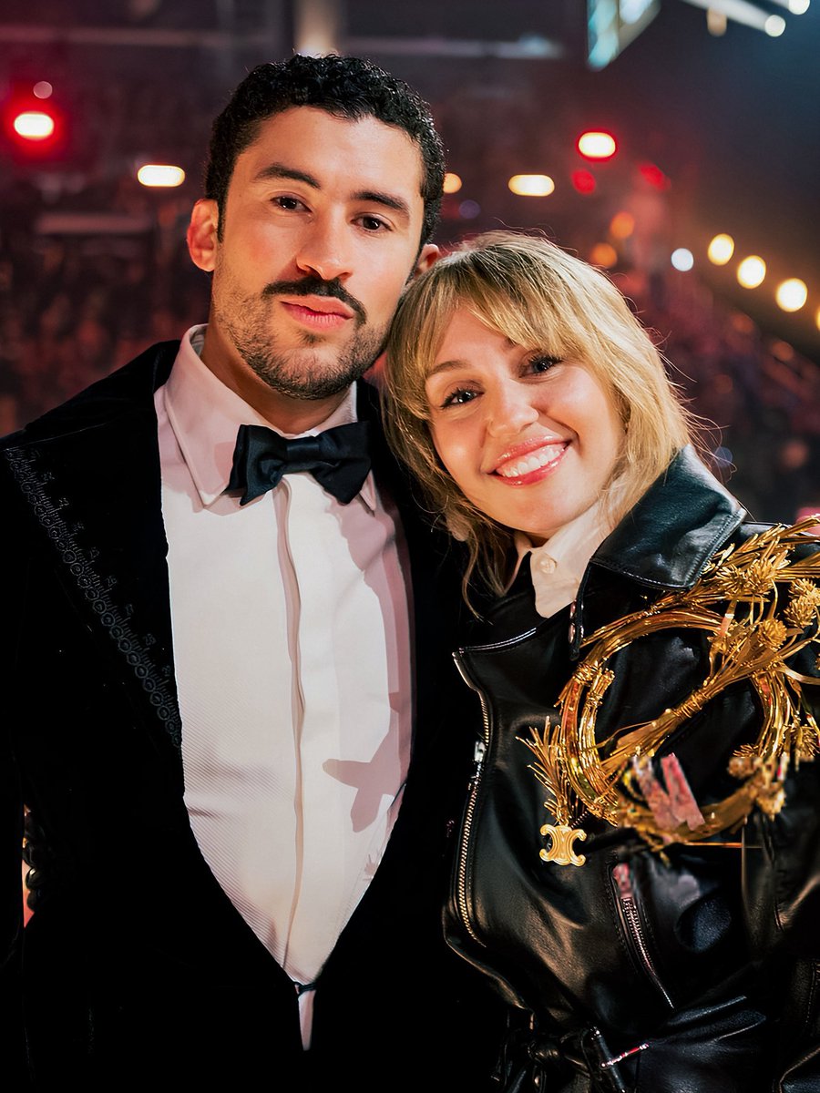 MileyCyrusBz's tweet image. MILEY AND BENITO.
HANNAH MONTANA AND BAD BUNNY.