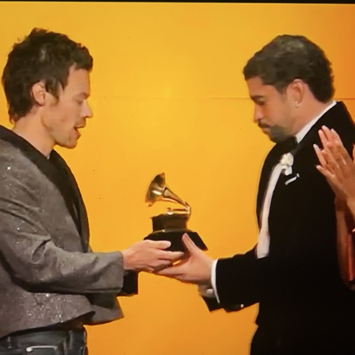 HARRY STYLES ENTREGÁNDOLE EL GRAMMY DE AOTY A BAD BUNNY