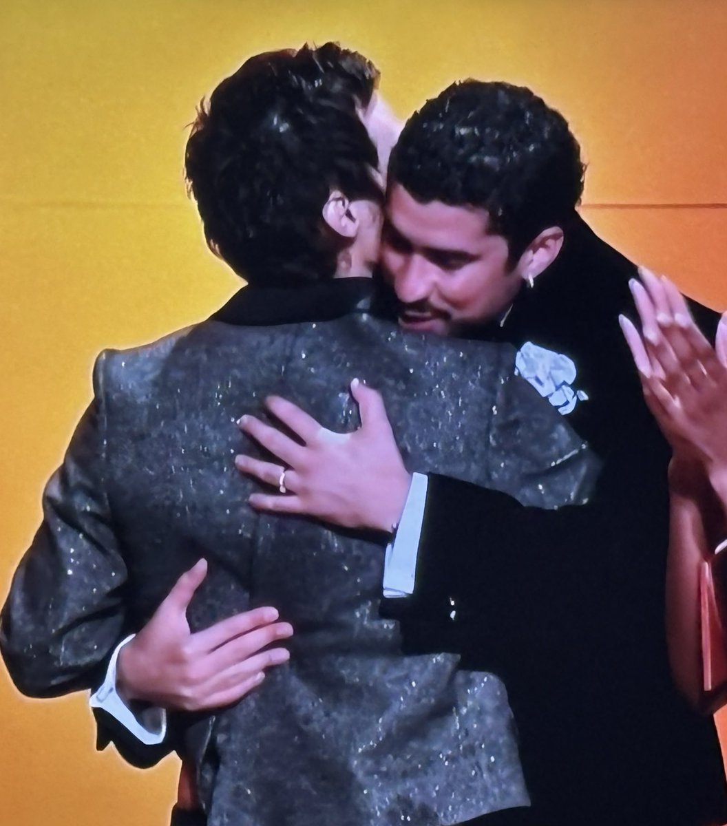 weeenn's tweet photo. Harry Styles y Bad Bunny dándose un abrazo ❤️✨

#GRAMMYs2026 
#GRAMMY https://t.co/9qBgh5U2W5