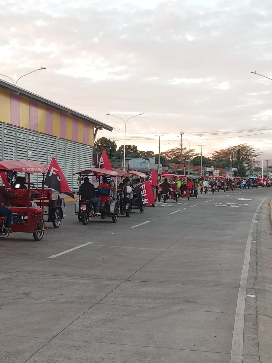 VivaNicaragua13's tweet photo. Con música 🎶, alegría 😄 y un ambiente lleno de revolución ✊🔥, las familias dieron la bienvenida a Febrero Victorioso ❤️🖤 con una colorida y alegre diana 🎺🥁 que recorrió los principales barrios de la capital.
#FebreroVictorioso #AlegríaPopular #Revolución #FamiliasUnidas https://t.co/fhE1Q6Gsdy
