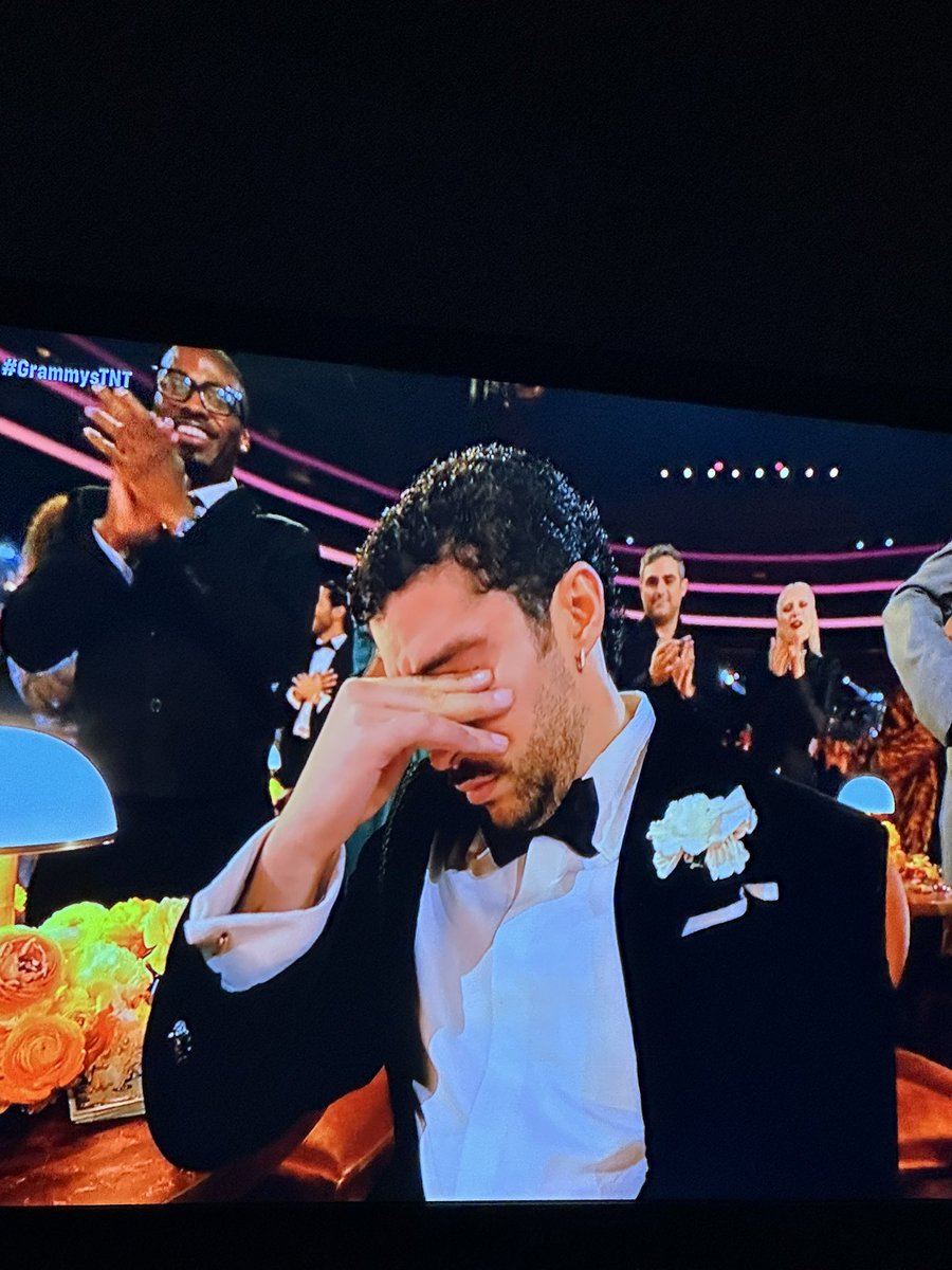 abrilrossp's tweet image. Valió la pena aguantar 6273 comerciales de Cumbres Borrascosas solo para ver este momento 🥹🥹 tqm @sanbenito 
#GRAMMYs2026