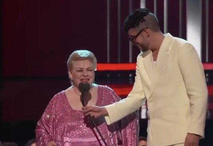 94kattdo's tweet image. harry está a una persona de paquita la del barrio