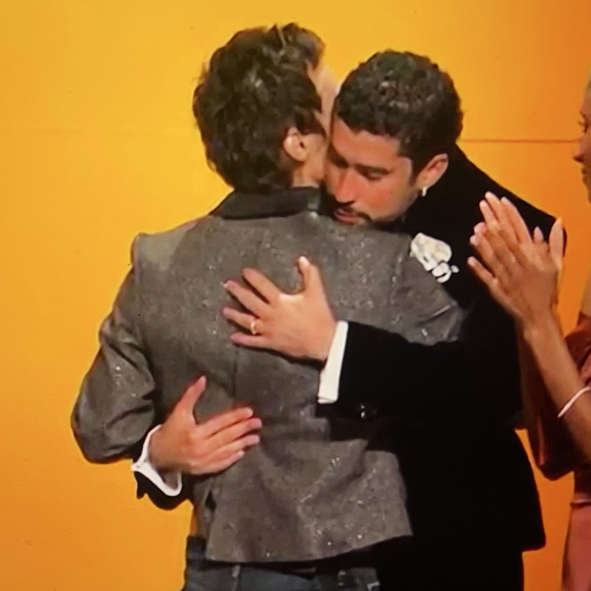 94kattdo's tweet image. harry está a una persona de paquita la del barrio