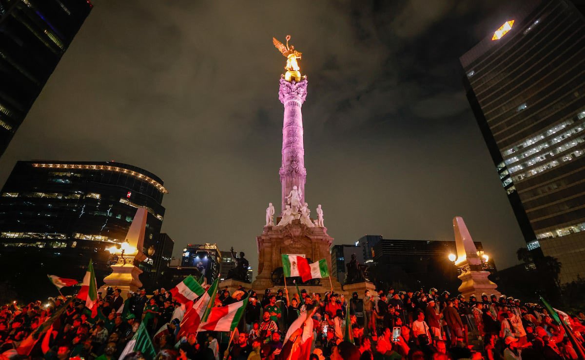 GrRoed's tweet photo. Así se celebra el álbum del año en el ángel de la independencia https://t.co/i3Mlhnnmsw