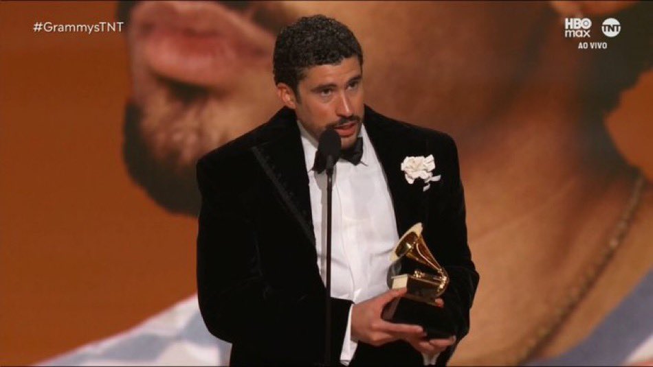 ErikakHilton's tweet image. 📸 DEBÍ TIRAR MÁS FOTOS

Benito Antonio Martinez Ocasio, mais conhecido pelo seu nome artístico Bad Bunny, acaba de vencer o Grammy pelo seu álbum Debí Tirar Más Fotos.

Isso é relevante.

Um porto-riquenho, com um álbum sobre a preservação e a resistência da identidade latina,…