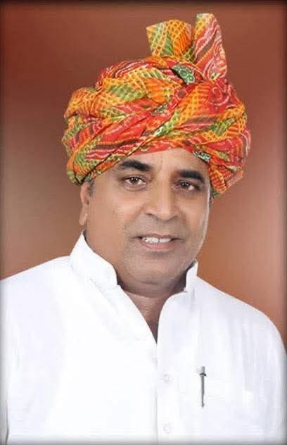 AMARSING_GURJAR's tweet photo. भाजपा राजस्थान के वरिष्ठ नेता, पूर्व मंत्री हेमसिंह भडाणा जी का निधन अत्यंत दुःखद है।

ईश्वर दिवंगत पुण्यात्मा को अपने श्रीचरणों में स्थान दें एवं शोकाकुल परिजनों को इस अपार दुःख को सहन करने की शक्ति प्रदान करें। 

ॐ शांति!
@hemsinghbhadan1 https://t.co/52F7vM4eRw