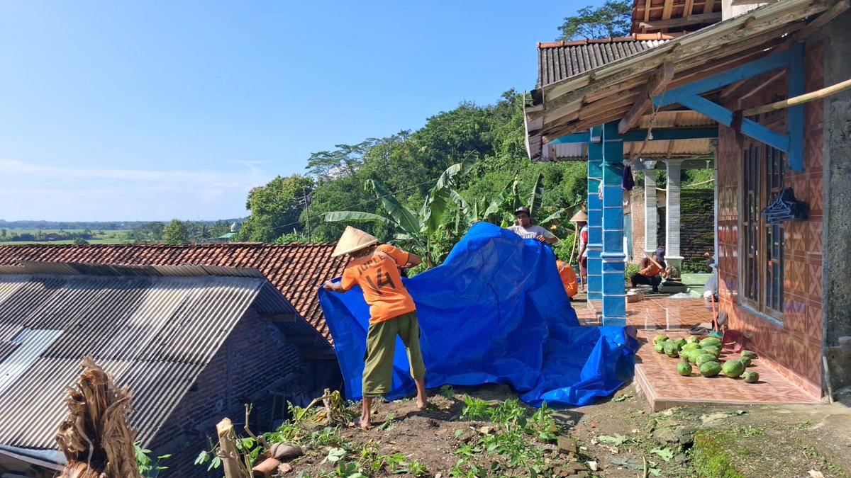 Hujan deras picu tanah longsor di Dukuh Era, Desa Karangkembang, Kec. Alian, Senin (2/2/2026) dini hari. Talud rumah warga rusak berat. BPBD Kebumen lakukan asesmen, kerja bakti, dan distribusi bantuan awal.
#BPBDKebumen #TanahLongsor #SiagaBencana
