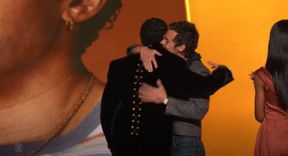 grapejhs's tweet photo. definitivamente no me esperaba a harry abrazando a bad bunny este año mientras le entregaba su grammy de aoty 😭 https://t.co/LqC23uVvGw