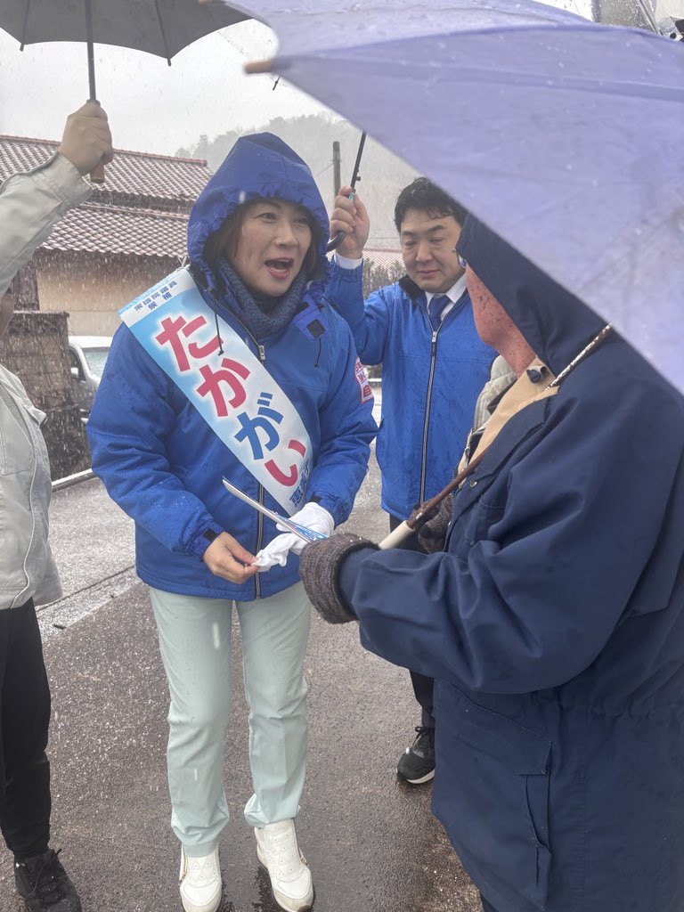 TakagaiEmiko's tweet image. 強い雪が降ってきました。
それでも最後まで、皆さまに政策を訴えてまいります。
たかがい、全力で走ります！
#たかがい恵美子 
#島根1区
#議席奪還