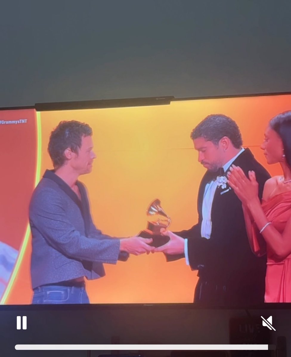 Que es esto? Mis dos esposos juntos dándose abrazos y premios 😍 #HarryStyles #BadBunny