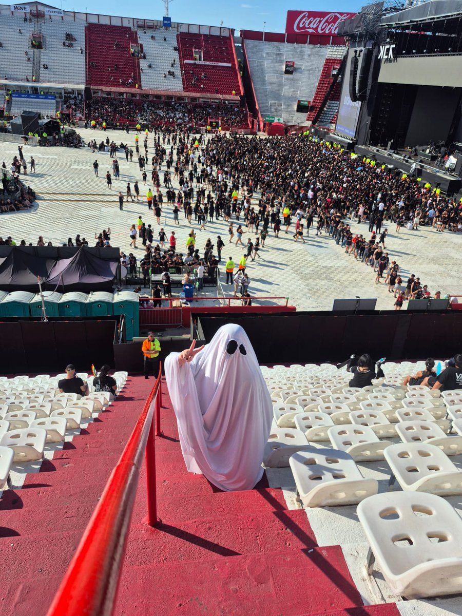 soundsilogical's tweet photo. Vine de fantasma a #MCRArgentina en tributo al disfraz de Gerard.

Me lo hice hace dos años para Halloween y prometí usarlo cuando vinieran.

Y HICIERON GHOST OF YOU DÉJENME PENSAR QUE FUE POR MI!!!!

LIKE PHANTOMS FOREVER!!!! https://t.co/SMA4qRJNQT