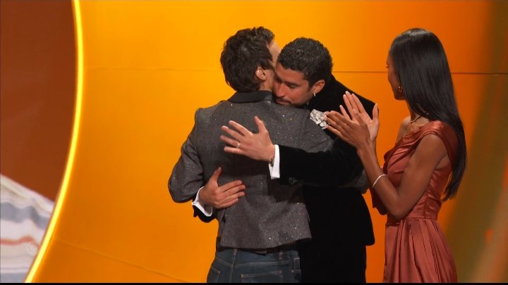 ChopstickCherry's tweet photo. estos dos tienen algo en común y no es ese premio  #GRAMMYs https://t.co/PaUb9V73fH