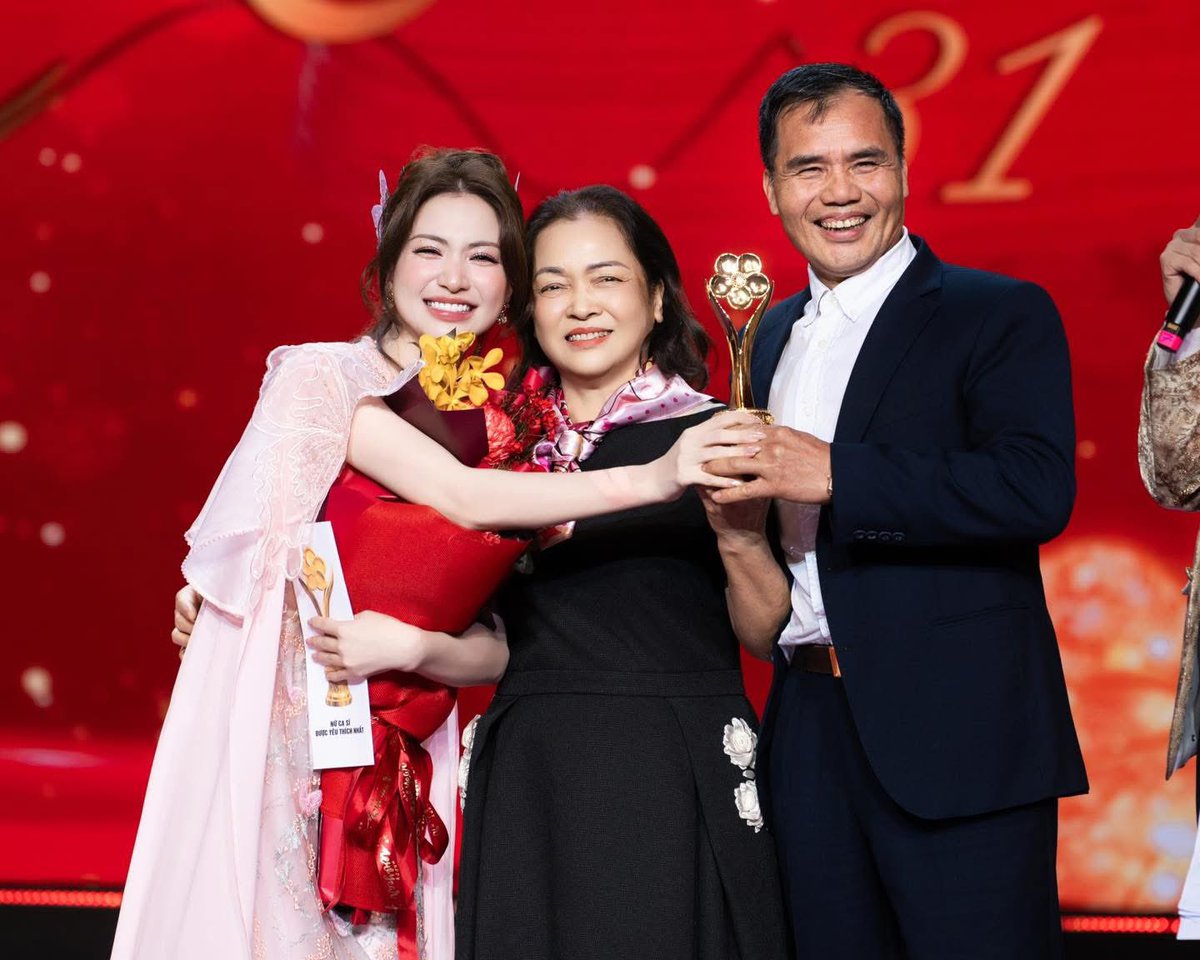 Viết tiếp từ câu chuyện cô khách hôm trước mình gặp, nay bỗ dưng bắt gặp hình ảnh Hoà Minzy lên nhận giải thưởng mai vàng cùng với bố mẹ.
Tự dưng trong đầu có một vài suy nghĩ muốn chia sẽ:
 Mình nghĩ rằng bất kỳ đứa trẻ nào sinh ra và lớn lên trong sự
