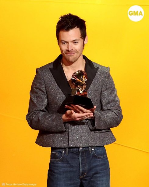 É DELE! 🏆

Harry ganha o grammy de Vagabundo Of The Year! Mesmo estando trabalhando o cantor levou fama de ser desempregado. Parabéns, Harry Styles.