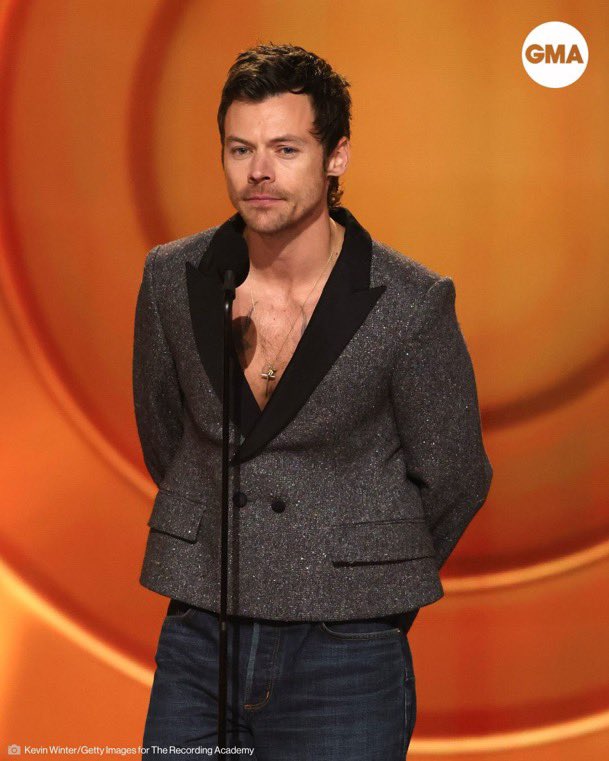 OT5_news's tweet image. Harry Styles presenting #AOTY at the #GRAMMYs2026 💚

📸: GMA