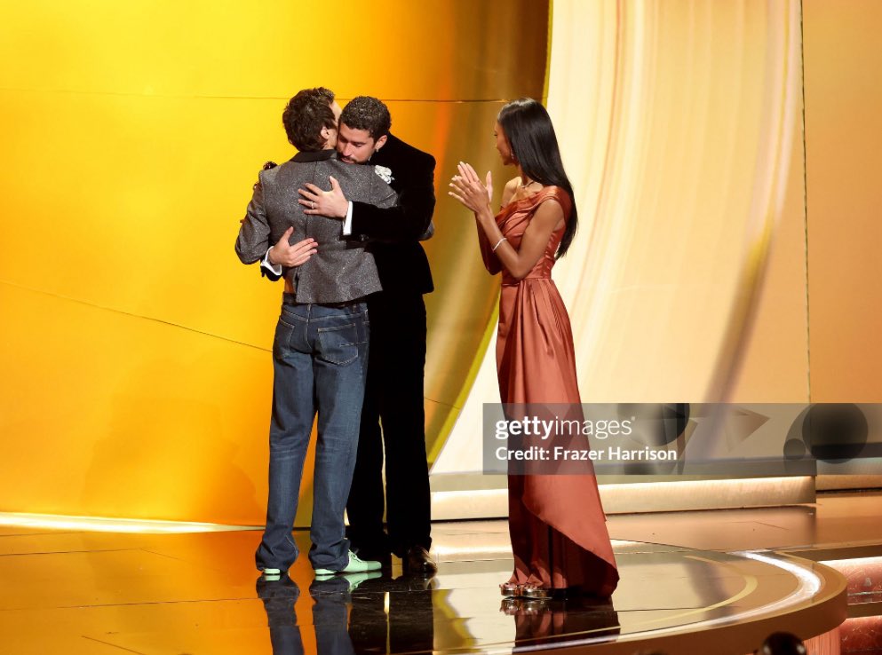 badbunnyarg__'s tweet photo. 🫂El abrazo entre Bad Bunny y Harry Styles en los Grammys https://t.co/l21qs4lNVd