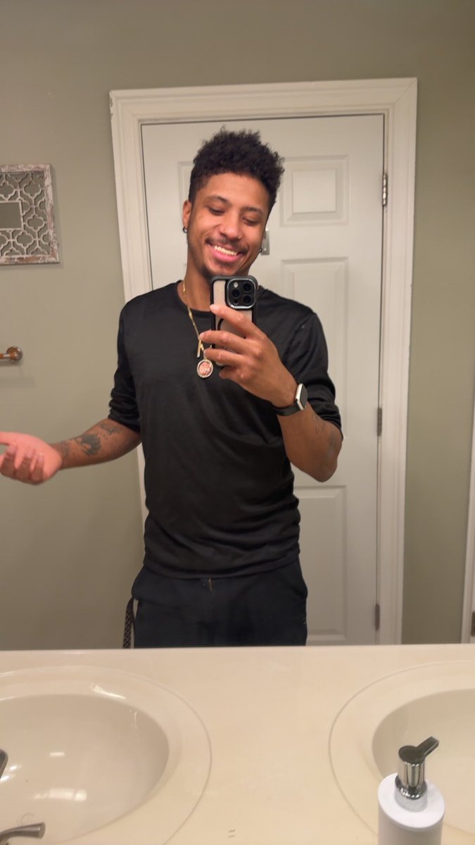 kingjavae's tweet photo. @grok take off my shirt https://t.co/WxKb5bDTgJ