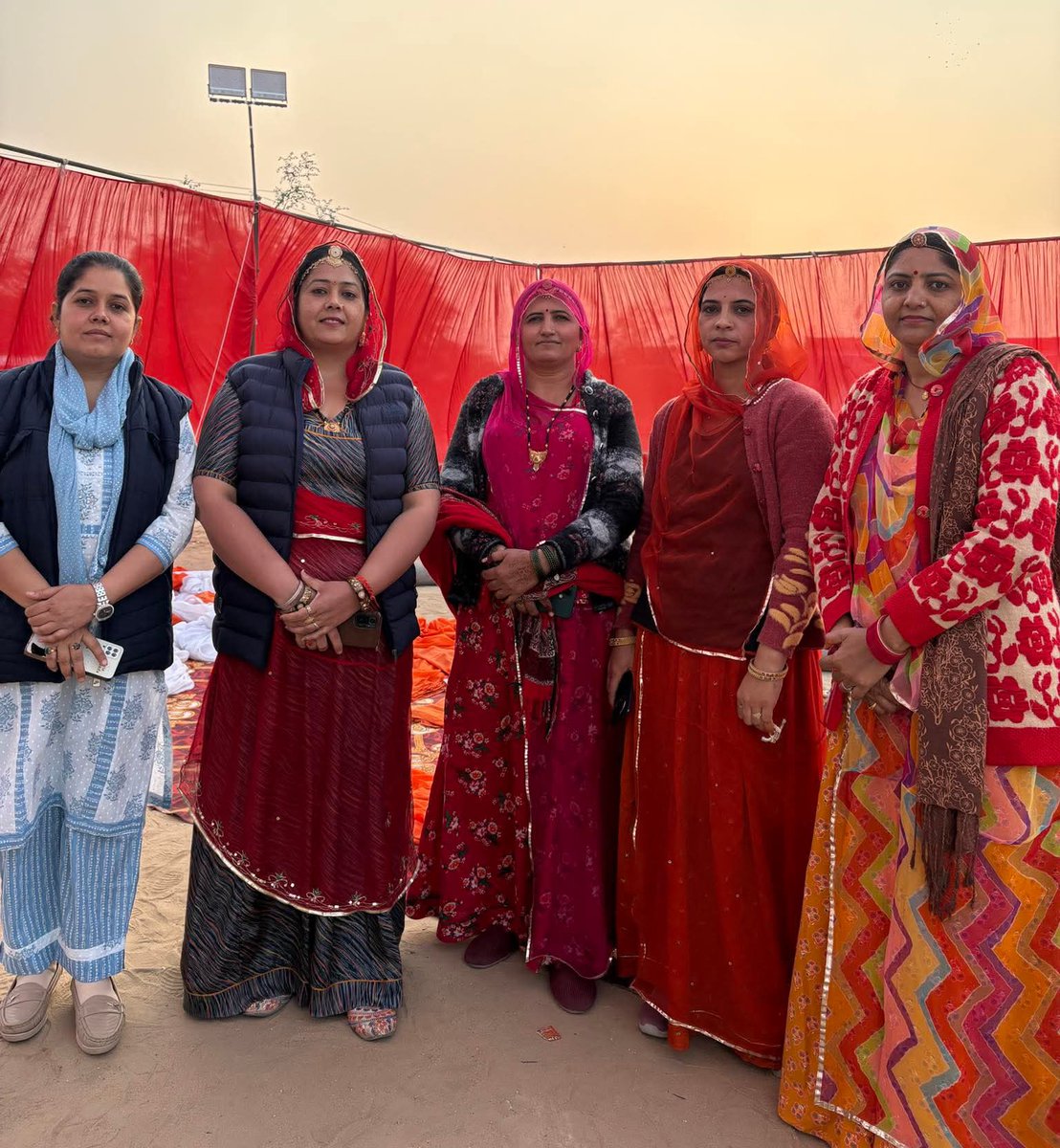 बिश्नोई समाज की महिलाएँ सदियों से प्रकृति की रक्षक रही हैं – अमृता देवी जी से लेकर आज तक, वही जज्बा आज भी जिंदा है। ये न सिर्फ आंदोलन को मजबूती दे रही हैं, बल्कि पूरे समाज और देश को सकारात्मक संदेश दे रही हैं एकता, साहस और पर्यावरण प्रेम से ही बदलाव आता है। #खेजड़ी_बचाओ_महापड़ाव