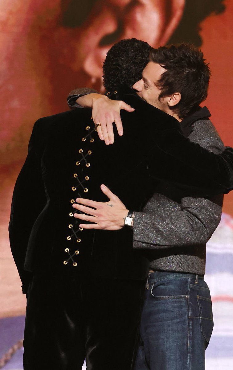 QUE MOMENTO LINDO! Harry Styles e Bad Bunny no #GRAMMYs2026!