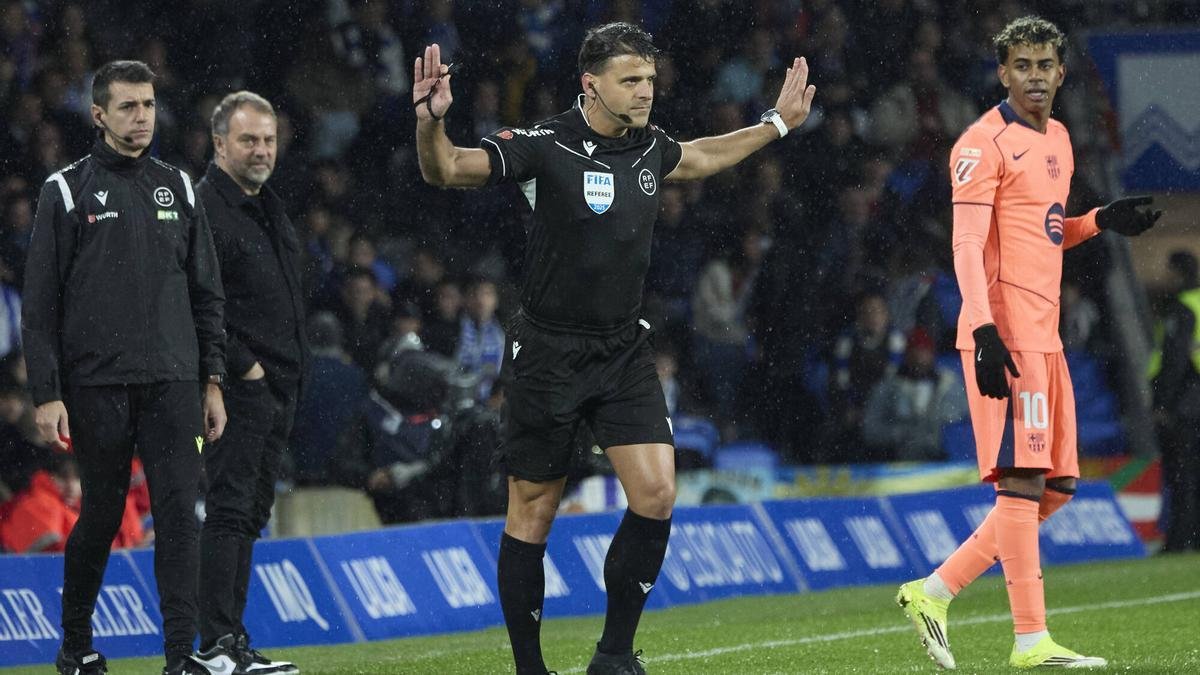BarcaUniversal's tweet photo. 🚨 BREAKING OFFICIAL: La Liga have punished referee Gil Manzano after his dreadful performance against Barcelona in the Real Sociedad match.

He will NOT referee any match this week, as part of a new policy. https://t.co/4GehGdLxgo