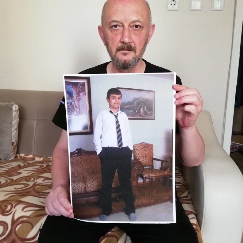 gokceekatuun's tweet photo. Rixos otelde staj yaparken şüpheli şekilde ölen 16 yaşındaki 
Burak Oğraş'ın Epistein olayı ile ilgisi varmıdır.?

Görmemesi gereken bir şeyimi gördü ?
. https://t.co/5DhpSKzSWT