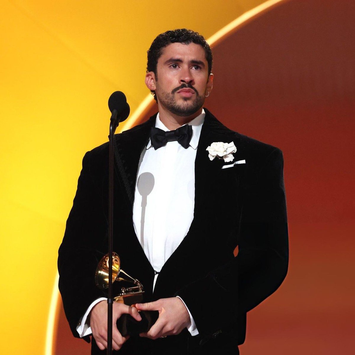 recuerdo cuando hateaban al conejo malo por absolutamente todo y hoy está haciendo historia ganando álbum del año, que felicidad y orgullo te amamos benito