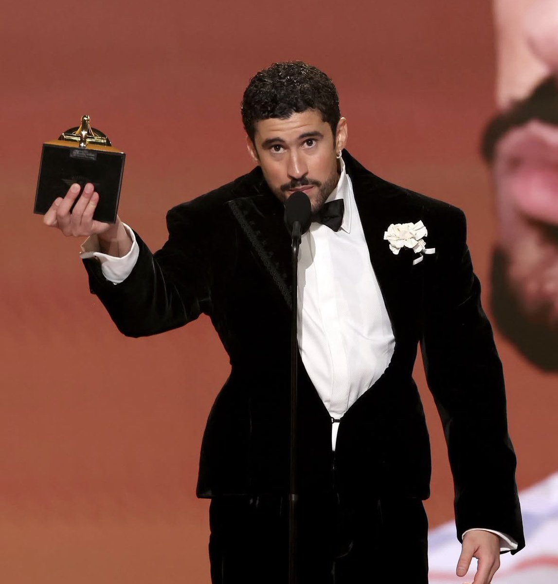 musictrendscol's tweet image. Bad Bunny hace una semana: rompiendo en Medellín 🔥

Bad Bunny hoy: ganando Álbum del año en los Grammys 🏆 

Bad Bunny dentro de una semana: encabezando el half-time show del Super Bowl 🏈

¡Qué mes el que ha tenido Benito!