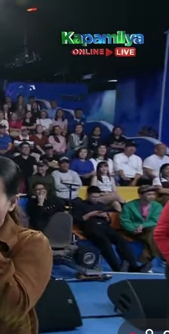 Uyyyy may gwapong nag cellphone sa banda Doon 

<a href="/Espanto2001/">Darren</a> 
#DARREN
#ShowtimeFeb2gether