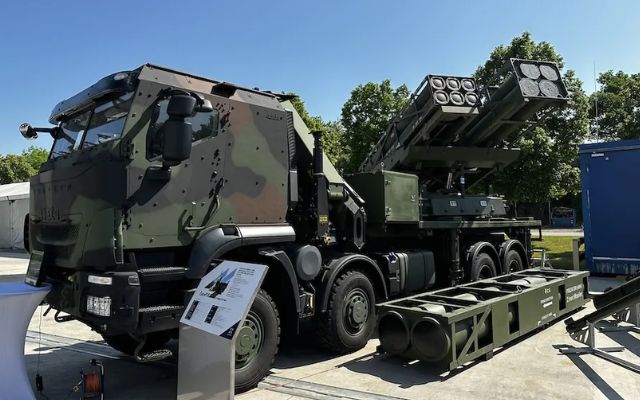 DefenseMirror's tweet photo. Hanwha Secures $922M Contract to Supply Chunmoo MRLS to Norway
https://t.co/4wo6wRbA2z
#HanwhaAerospace #ChunmooMRLS #NorwegianArmedForces #DefenseContract #MilitaryTech #RocketArtillery #LongRangeFires #ArcticOperations #PrecisionGuidedMissiles #DefenseIndustry #K9Howitzer https://t.co/wER0kxhknq