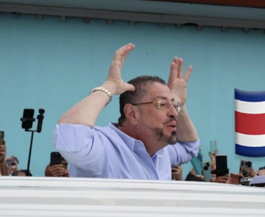 -Laura: Don Rodrigo, Ud vino a inyectarle dignidad a Costa Rica. Gracias. 

*Chaves, el día de las elecciones: