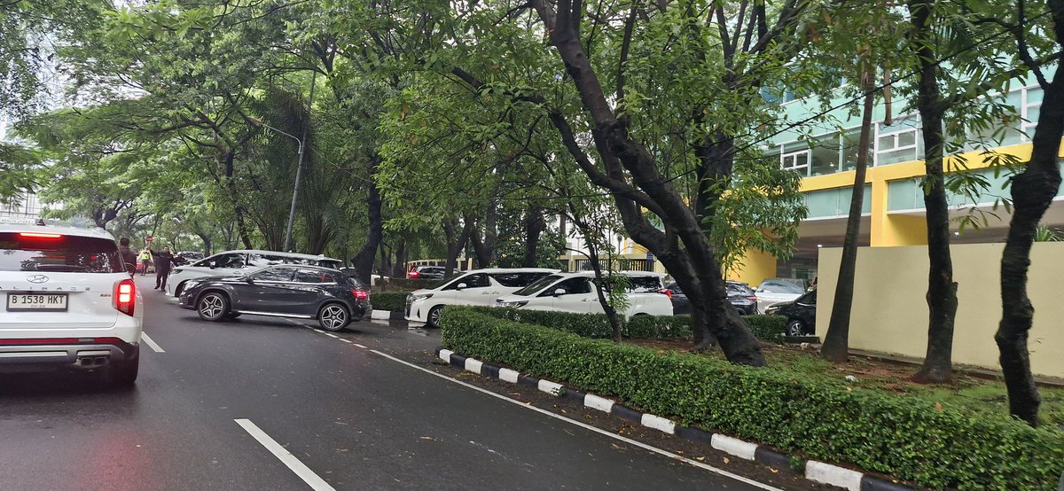 seniberfikir's tweet photo. Ini depan IPEKA Intergrated Christian School Meruya Jakbar kalo pagi selalu macet dan chaos pak @DivHumas_Polri @TMCPoldaMetro @kembangan_humas @RadioElshinta, mngkin imbas 1 siswa 1 mobil?

Tolong bantu diaturin pak, saya yakin polisi bisa handle urusan ini ❤️💓 https://t.co/FkOlVNJFoF