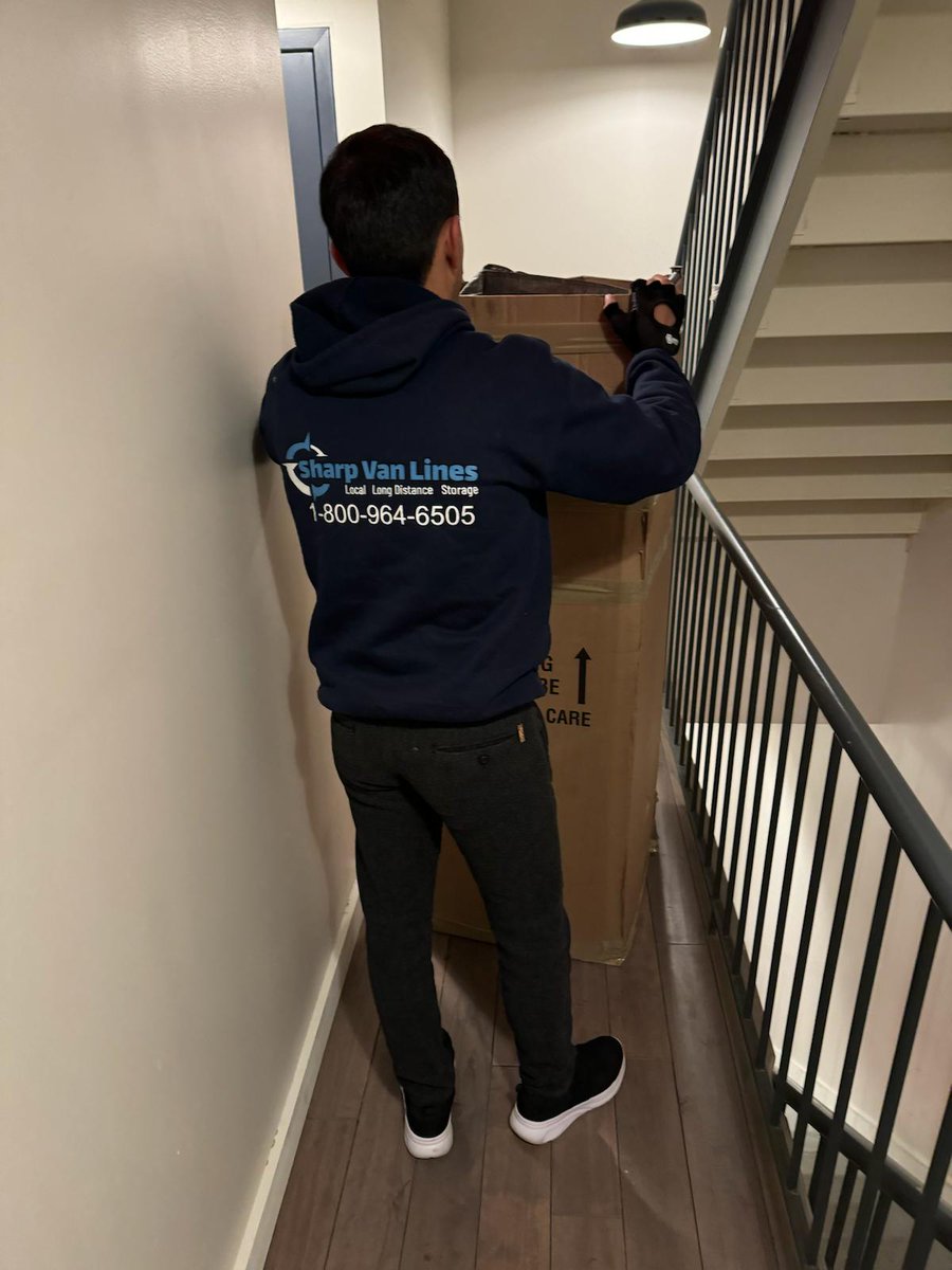 sharpvanlines's tweet image. Today was one of those days.

Beds taken apart and put back together 🛠️
Mattresses wrapped like burritos 🌯

#SharpVanLines #NYCMovers #MovingDay #HeavyLifting #NoShortcuts