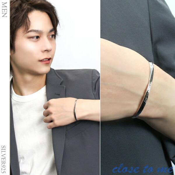 二つのラインが重なり合ったようなスタイリッシュなデザインの、刻印